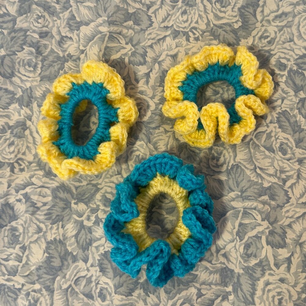 New Handmade Crochet RUFFLE Scrunchies Hair Ties BLUE DAISY Flower Set of 3